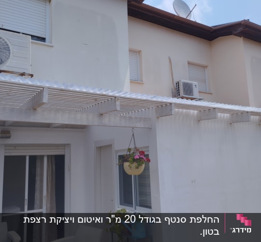 פרגולה מעץ עם עציץ תלוי ופרחים צבעוניים